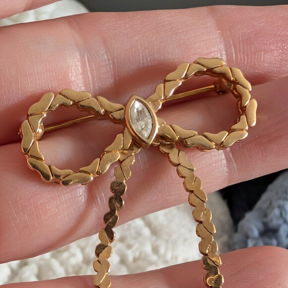 Vintage Avon gold tone bow brooch with silver rhinestones - Picture 4 of 6